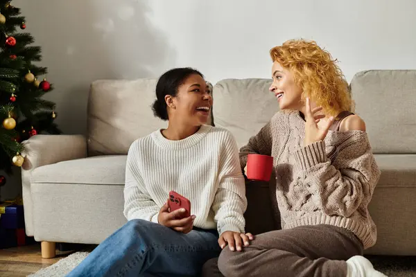 Two joyful partners enjoy each others company while relaxing at home in a warm atmosphere. — Stock Photo