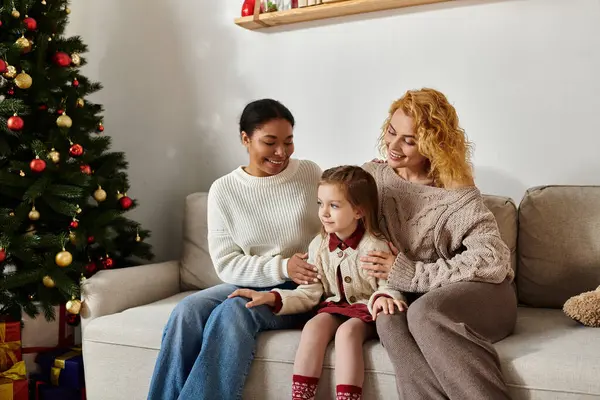 Una familia alegre disfruta de un día acogedor en casa juntos durante la temporada festiva. — Stock Photo