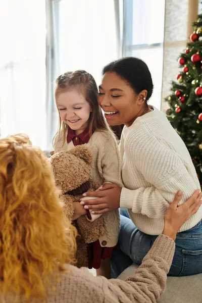 A beautiful couple enjoys quality time with their daughter while celebrating togetherness. — Stock Photo
