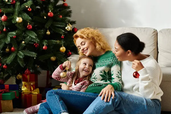 Une famille heureuse célèbre ensemble, ornée de décorations festives et partageant la joie. — Photo de stock