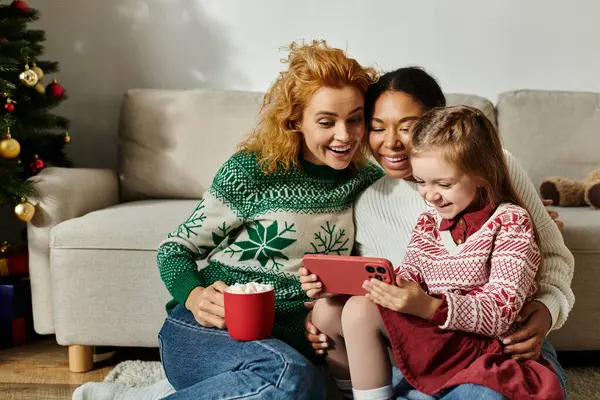 A loving couple and their daughter share laughter together while enjoying the holiday season. — Stock Photo