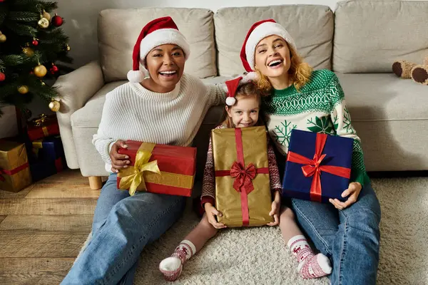 Una famiglia allegra scartato regali insieme, celebrando il calore della stagione delle vacanze. — Stock Photo