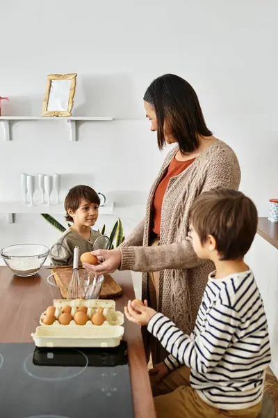 Eine liebevolle Großmutter bringt ihren Enkeln die Kunst des gemeinsamen Backens in der festlichen Winterzeit bei. — Stockfoto