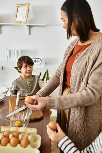 Eine glückliche Oma und ihr Enkel bereiten vor Weihnachten gemeinsam Leckereien zu. — Stockfoto