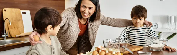 Eine Großmutter bringt ihren Enkeln das gemeinsame Backen in den gemütlichen Winterferien bei. — Stockfoto