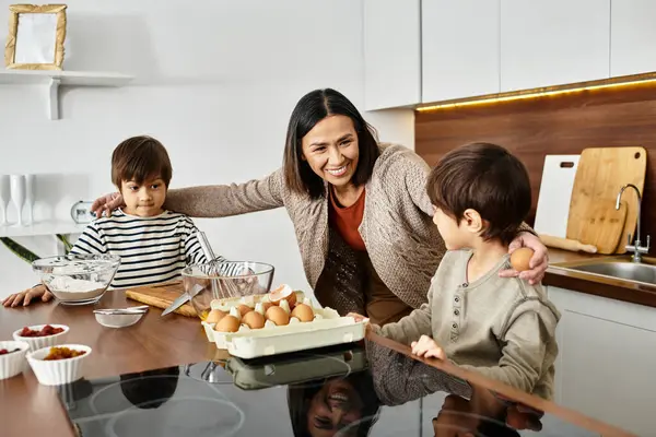 A joyful grandmother shares delightful baking moments with her grandsons in a cozy kitchen. — Stock Photo