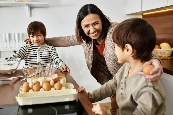 Eine glückliche Großmutter kocht gerne mit ihren Enkeln und bereitet festliche Leckereien für die Feiertage zu. — Stockfoto