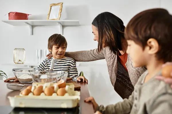 Eine fröhliche Großmutter und ihre Enkel bereiten gemeinsam in einer gemütlichen Küche vergnügt weihnachtliche Leckereien zu. — Stockfoto