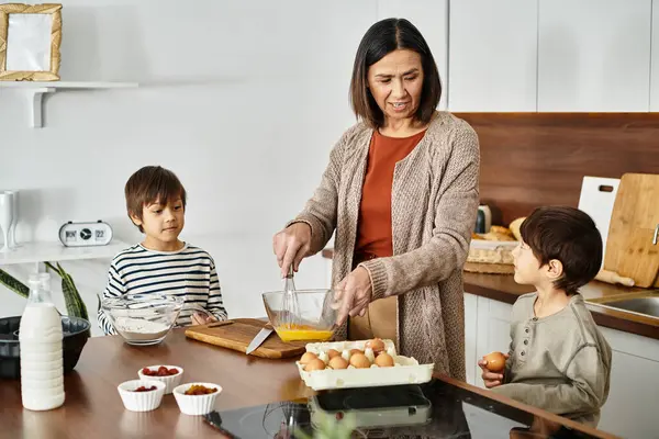 Eine glückliche Großmutter kocht mit ihren Enkeln und zaubert köstliche Leckereien für die besinnliche Weihnachtszeit. — Stockfoto