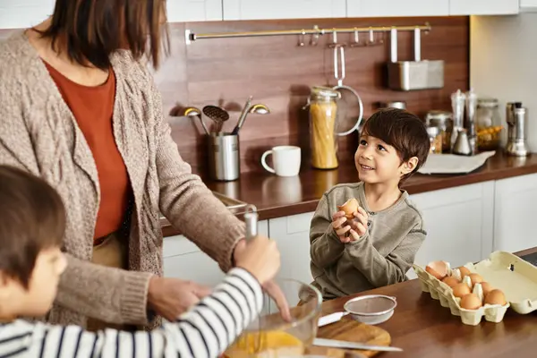 Eine glückliche Großmutter beschäftigt sich mit ihren Enkeln beim Backen festlicher Leckereien in der Weihnachtszeit. — Stockfoto