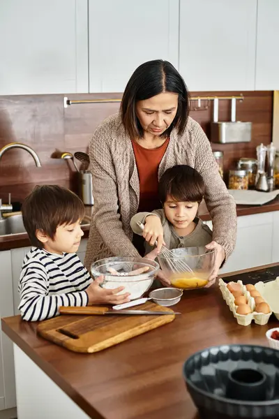 Eine fröhliche Großmutter teilt die Freude am Plätzchenbacken mit ihren Enkeln in den Winterferien. — Stockfoto