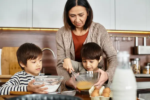 A delightful grandmother shares Christmas baking fun with her grandsons, creating lasting memories. — Stock Photo