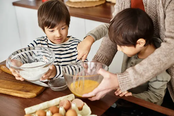 Eine fröhliche Großmutter teilt sich die Zeit mit ihren Enkeln und backt vor Weihnachten in einer warmen Küche. — Stockfoto