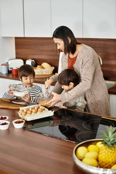 Eine glückliche Großmutter teilt die Freude am Backen mit ihren Enkeln und schafft gemeinsam festliche Erinnerungen. — Stockfoto