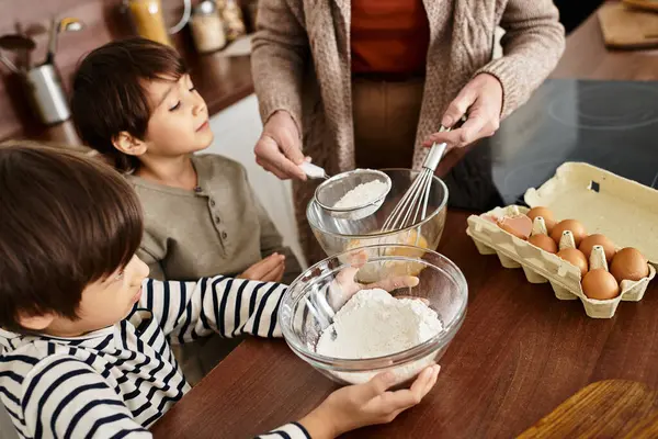 Eine glückliche Großmutter teilt sich die Zeit beim Backen mit ihren Enkeln und schafft gemeinsam Urlaubserinnerungen. — Stockfoto