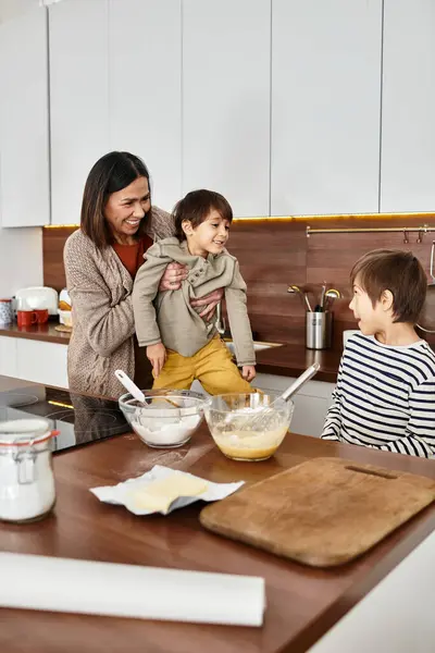 A delighted grandmother shares a joyful cooking moment with her grandsons as they prepare for Christmas. — Stock Photo