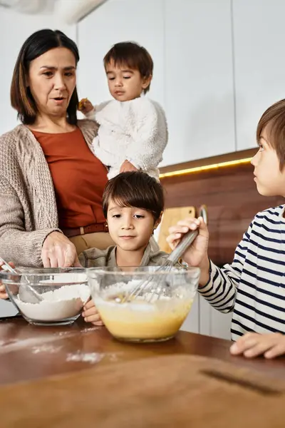 Eine fröhliche Großmutter kocht leidenschaftlich mit ihren Enkeln und teilt Liebe und Lachen vor Weihnachten. — Stockfoto