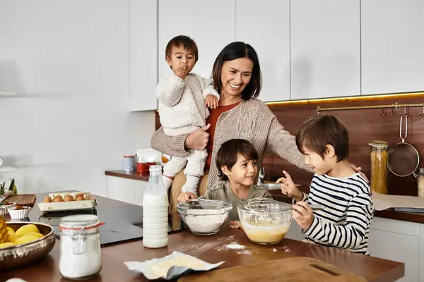 Eine fröhliche Großmutter und ihre Enkel backen gemeinsam in einer gemütlichen Küche Weihnachtsleckereien. — Stockfoto