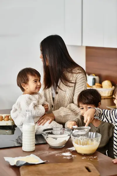 Uma família asiática feliz gosta de assar em sua cozinha moderna, criando guloseimas festivas antes do Natal. — Fotografia de Stock