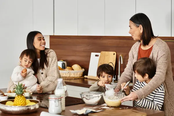 Eine fröhliche asiatische Familie backt gemeinsam in ihrer modernen Küche und zaubert Urlaubsfreuden mit Gelächter. — Stockfoto