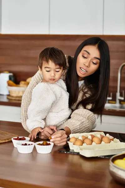 Eine Familie genießt die Zeit in ihrer modernen Küche und bereitet gemeinsam festliche Leckereien für Weihnachten zu. — Stockfoto