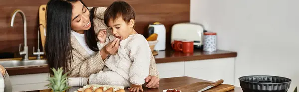 Eine glückliche asiatische Familie genießt die Zeit in einer modernen Küche und backt festliche Leckereien vor Weihnachten. — Stockfoto