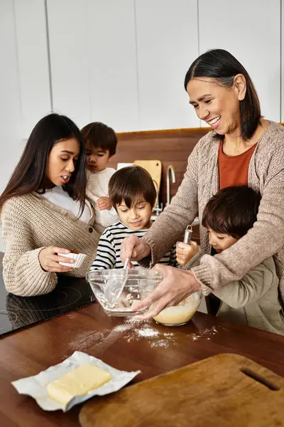 Una felice famiglia asiatica si diverte a cucinare insieme in una cucina accogliente prima di Natale, creando ricordi duraturi. — Foto stock