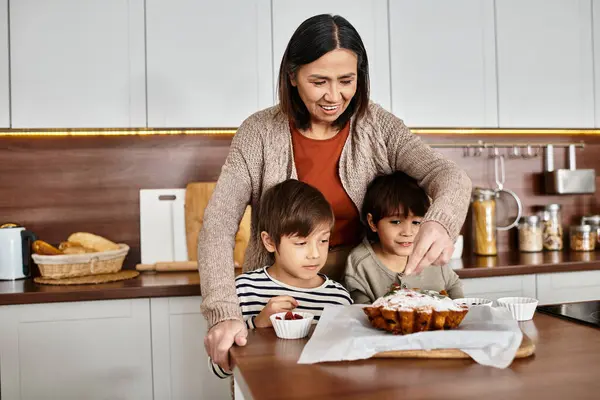 Una famiglia allegra condivide momenti nella loro cucina, cuocendo dolcetti festivi insieme con amore e risate.. — Foto stock