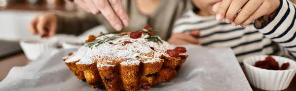 Una famiglia si lega nella loro cucina, cuocendo deliziosi dolcetti e condividendo gioia prima delle celebrazioni natalizie.. — Foto stock