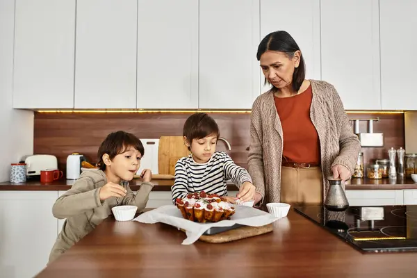 Uma família alegre prepara guloseimas festivas enquanto se unem em sua cozinha acolhedora durante a temporada de inverno. — Fotografia de Stock