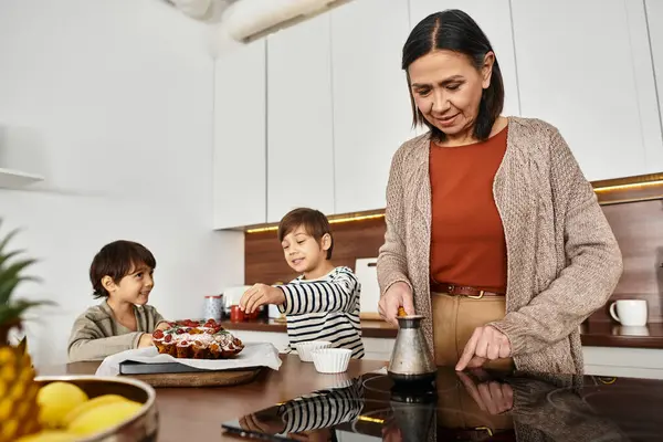 A cheerful family enjoys baking festive treats together in their cozy kitchen, embracing the holiday spirit. — Stock Photo