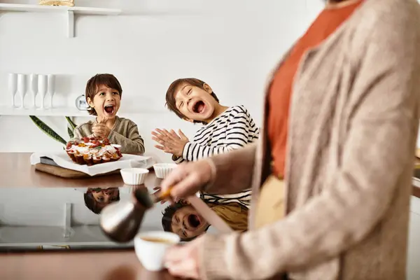 A cheerful family shares laughter while baking holiday treats in their inviting kitchen. — Stock Photo