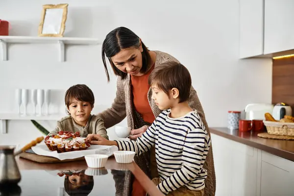 Una famiglia felice gode di tempo di qualità insieme, cuocendo dolcetti festivi nella loro accogliente cucina durante l'inverno.. — Foto stock