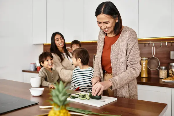 Uma família feliz se reúne em sua cozinha moderna, preparando guloseimas festivas enquanto desfruta da companhia um do outro. — Fotografia de Stock
