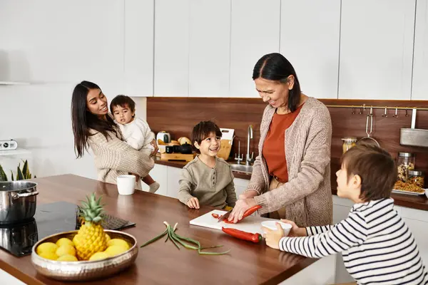 Una gioiosa famiglia asiatica prepara insieme le vacanze, con i bambini che aiutano gli adulti in cucina.. — Foto stock