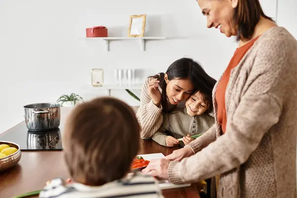 Uma família alegre gosta de cozinhar guloseimas de férias em sua cozinha moderna e brilhante, cheia de risos e amor. — Fotografia de Stock
