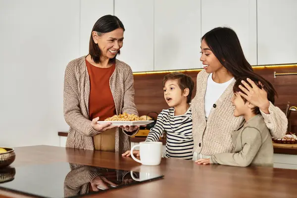 A happy family gathers in their stylish kitchen, enjoying time together before Christmas. — Stock Photo