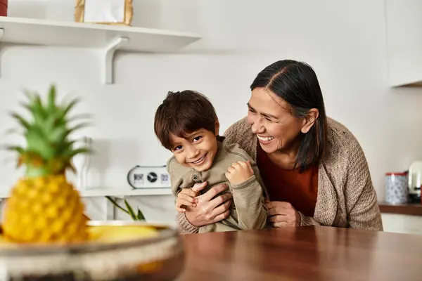 An Asian family joyfully smiling in their cozy kitchen — Stock Photo