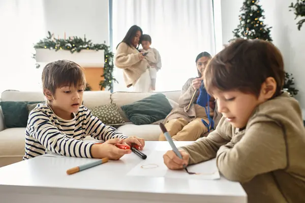 Una felice famiglia asiatica gode di tempo di qualità insieme vicino a un albero di Natale splendidamente decorato. — Foto stock