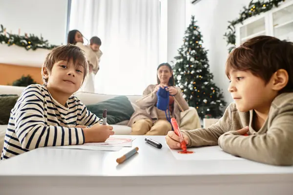 Una famiglia allegra gode di tempo di qualità vicino a un albero di Natale splendidamente decorato, rendendo artigianato vacanza. — Foto stock