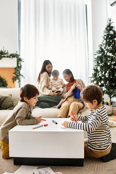 A cheerful family gathers around a Christmas tree, sharing love and laughter during the winter holidays. — Stock Photo