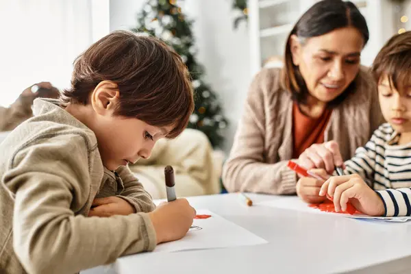 Una familia alegre se reúne en una acogedora sala de estar moderna, disfrutando de momentos creativos durante las vacaciones de invierno. — Stock Photo
