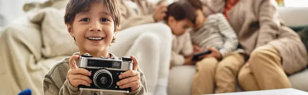 Un alegre encuentro de una familia asiática que comparte la risa y el calor durante la Navidad, niño sosteniendo la cámara — Stock Photo