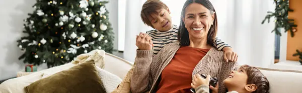 Miembros de la familia se reúnen felizmente alrededor de su árbol de Navidad, compartiendo risas y momentos festivos. — Stock Photo