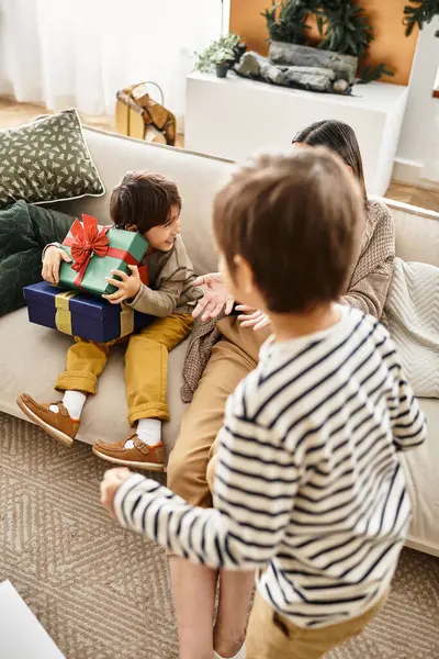A happy family gathers to exchange gifts in their inviting living room. — Stock Photo