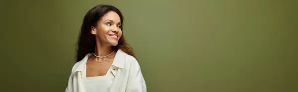 Uma mulher com um sorriso quente desfruta de um momento alegre enquanto vestida com trajes casuais. — Fotografia de Stock