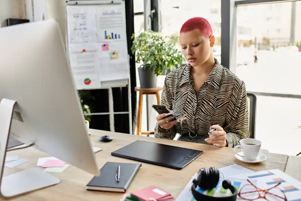 The woman concentrates on her smartphone while surrounded by a modern office atmosphere. — Stock Photo
