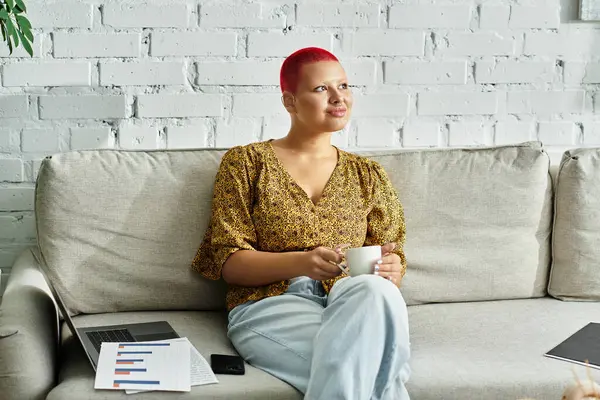 The bald woman sits thoughtfully with a coffee, enjoying the relaxed, natural light. — Stock Photo