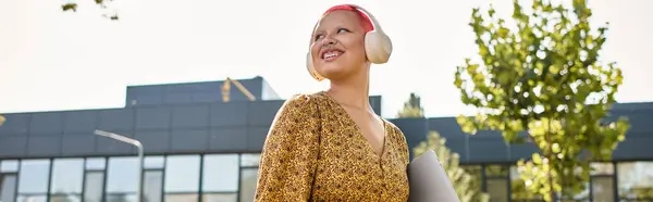 A cheerful bald woman radiates positivity while relaxing outside on a sunny day. — Stock Photo