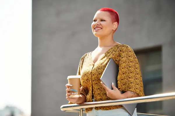 A radiant bald woman grins broadly, sipping coffee while holding a tablet, embracing life. — Stock Photo